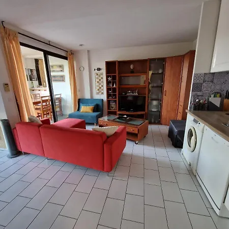 Les Mers Du Sud Port